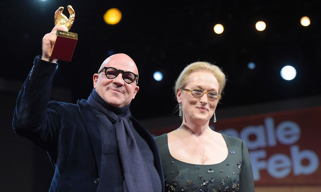 Đạo diễn Gianfranco Rosi chụp ảnh cùng Chủ tich Ban giám khảo, nữ diễn viên kỳ cựu Meryl Streep - Ảnh: AFP/Getty Images.