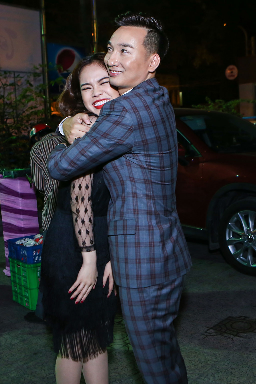 MC Thành Trung và ca sĩ Giang Hồng Ngọc còn ôm và chụp ảnh thân mật để giải tỏa mọi hiểu lầm