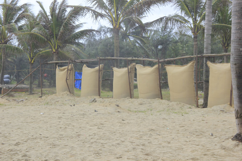Những bao cát lớn đang được một khu resort chuẩn bị để gia cố bờ biển 