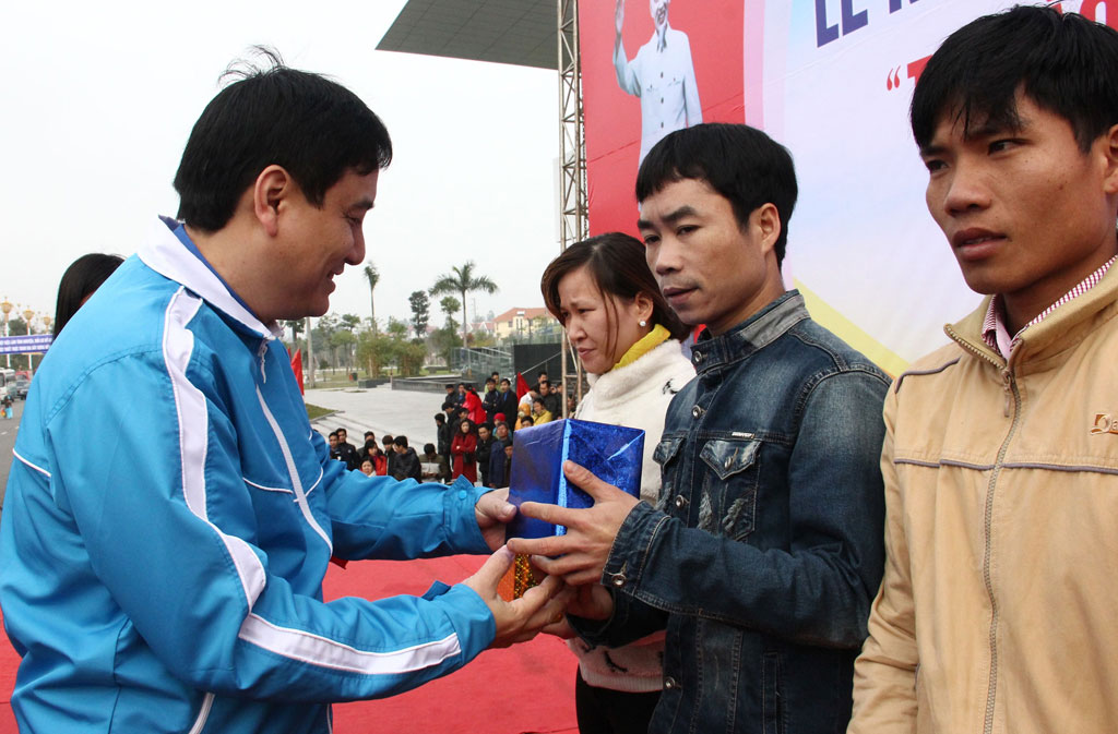 Anh Nguyễn Đắc Vinh tặng quà cho gia đình công nhân có hoàn cảnh khó khăn