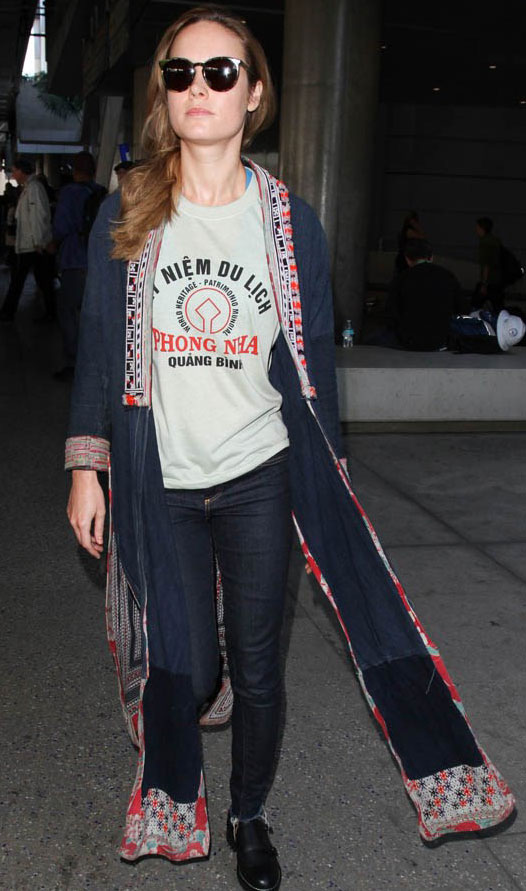 Brie Larson mặc áo kỷ niệm Quảng Bình và áo thổ cẩm khoác ngoài của VN - Ảnh: Celebuzz.com