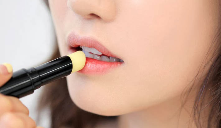 Mua thỏi lip balm có SPF để bảo vệ đôi môi