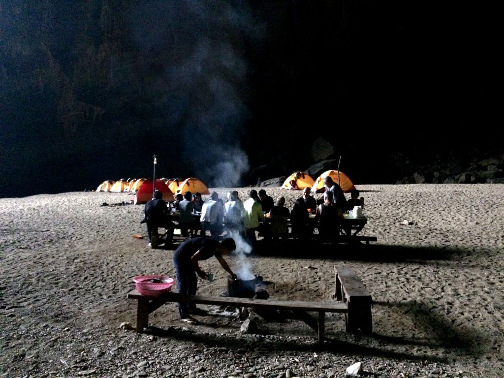 Một đoàn khách ăn tối trong hang