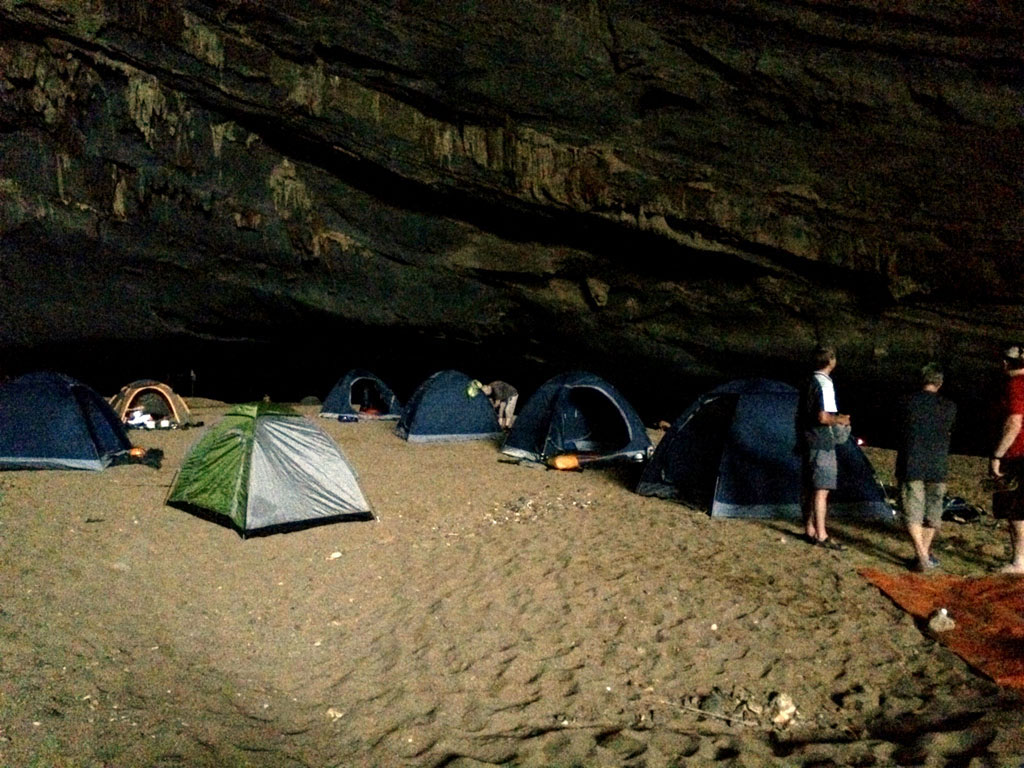 Điểm cắm trại ngủ qua đêm đầu tiên ở hang Én