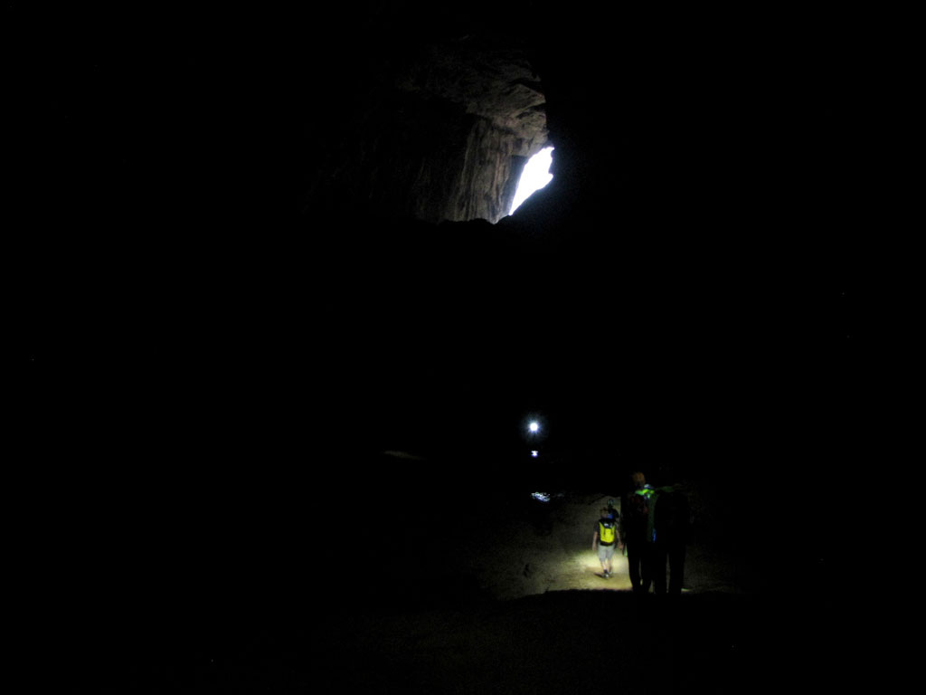 Xuyên bóng tối trong hang Én để tiếp tục hành trình