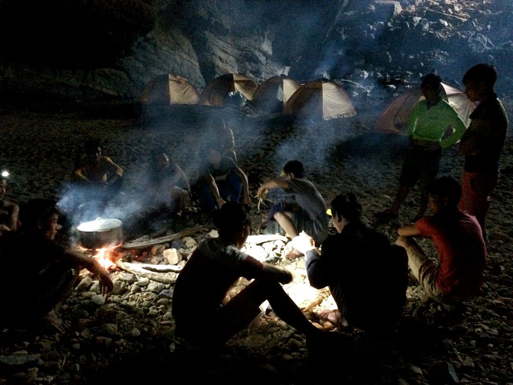 Các porter chuẩn bị bữa tối đầu tiên trong hang Én