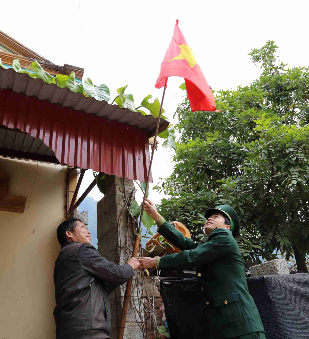 Treo cờ khẳng định chủ quyền ở từng ngôi nhà xã Sóc Hà, Hà Quảng, Cao Bằng