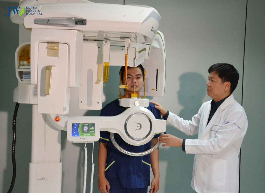 TS. BS. Nguyễn Phan Tú Dung – Viện trưởng Bệnh viện thẩm mỹ JW Hàn Quốc chi nhánh Việt Nam đang hướng dẫn khách hàng chụp hình hàm mặt với máy Dentri hiện đại trên thế giới