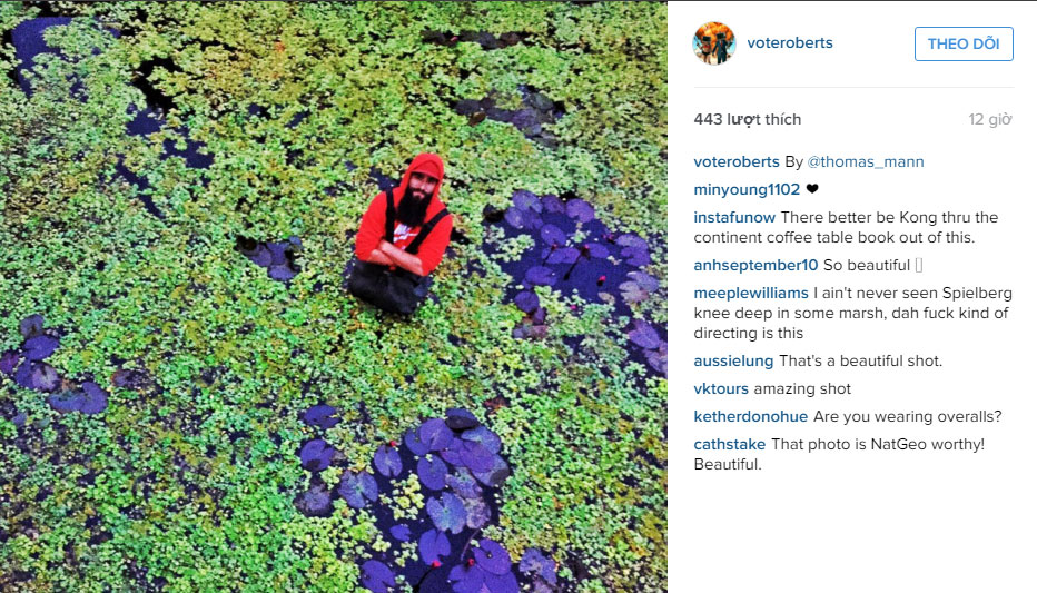 Đạo diễn Jordan Vogt-Roberts lội nước ở đầm Vân Long - Ảnh: Instagram Jordan Vogt-Roberts
