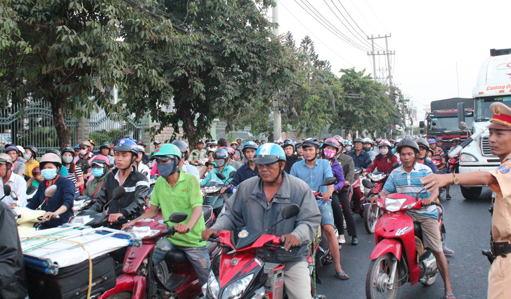 Ùn tắc giao thông trên quốc lộ 13 - Ảnh: Đỗ Trường