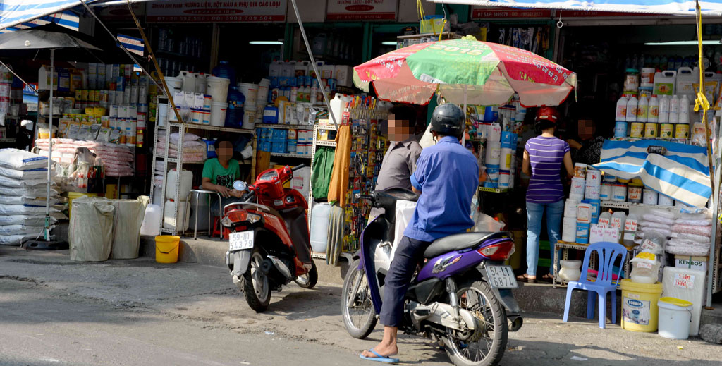 Đủ thứ hương liệu, hóa chất được bày bán tại chợ Kim Biên - Ảnh: Diệp Đức Minh