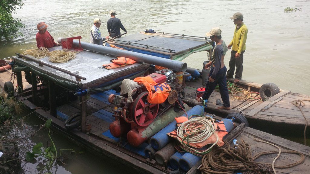 Đội thợ lặn chuyên nghiệp được điều từ Long An lên trong sáng nay đã lặn xuống sông dọn dẹp dây cáp, rác rưởi bám xung quanh các nhịp cầu sập.