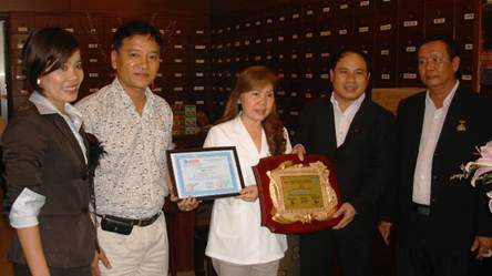 Bà Nguyễn Thị Hòa (giữa) vinh dự nhận giải thưởng:“Thương hiệu tin cậy” do Trung Tâm UNESCO Văn Hóa và Thông Tin Truyền Thông trao tặng. 
