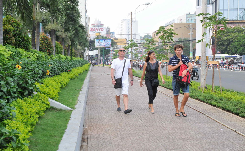 Vỉa hè đường Nguyễn Thị Nghĩa (Q.1) dù chỉ lát gạch nhưng vẫn rất sạch đẹp - Ảnh: Diệp Đức Minh