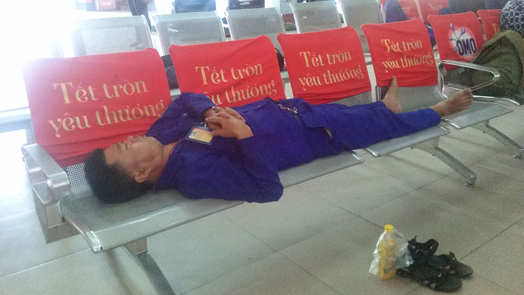  một thành viên đội xe ôm tự quản ga Sài Gòn chợt mắt vì không có khách chạy. 