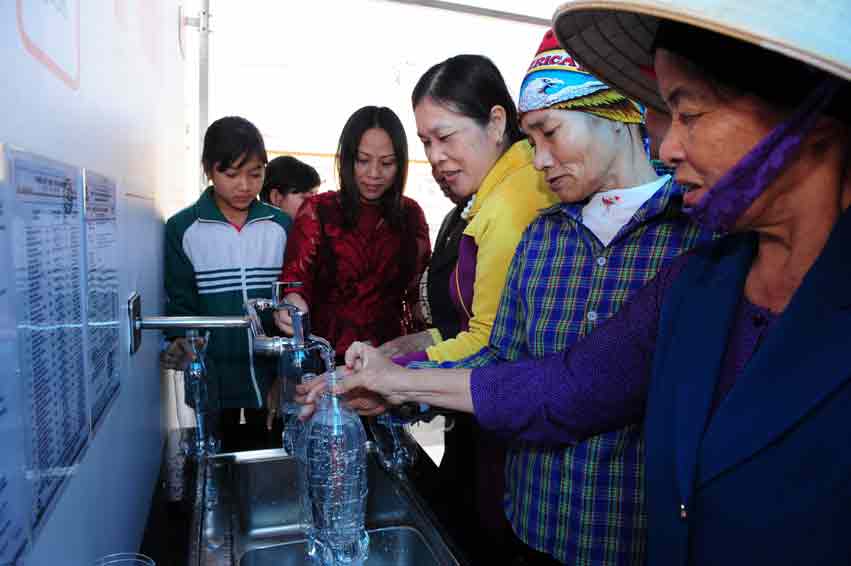 “Từ nhỏ, tôi đã lênh đênh với gia đình, nước ngọt phải mua, cả nhà chắt chiu dùng. Nay không còn cảnh rầy đây mai đó, được hưởng những tiện ích không ngờ, đặc biệt là nguồn nước sạch miễn phí từ EKOCENTER, ngư dân chúng tôi phấn khởi lắm”, ông Nguyễn Đức Thính chia sẻ