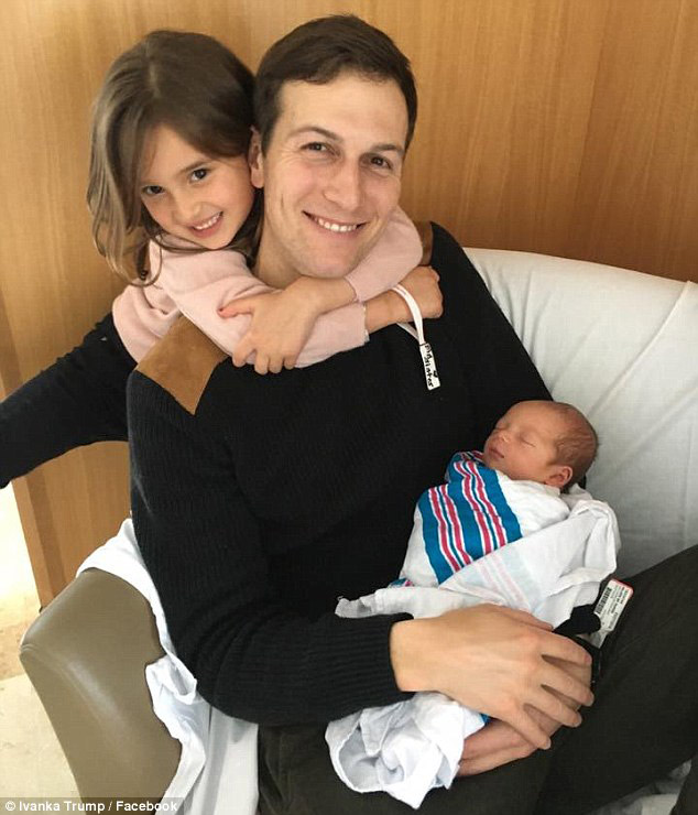  Ivanka chia sẻ bức ảnh Jared, chồng cô và đứa bé gái đầu Arabella trong niềm hạnh phúc với sự có mặt của bé trai út Theodore trên facebook cá nhân. 