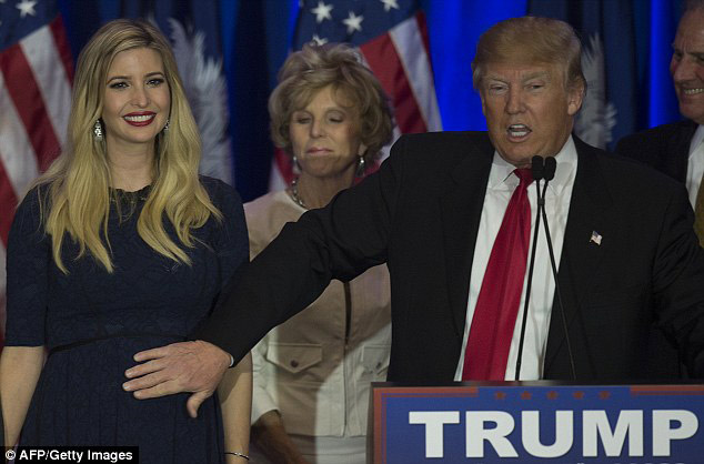  Trong khi đang mang thai đứa con thứ 3, Ivanka đi khắp nơi cùng cha, ông Donald Trump, trong các chiến dịch vận động tranh cử - Ảnh AFP