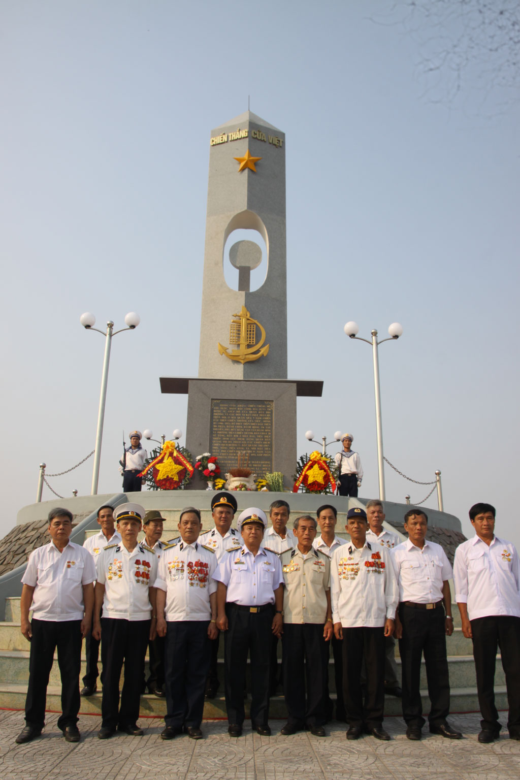 Những cựu chiến binh lữ đoàn 126 chụp ảnh lưu niệm tại bia chiến thắng Cửa Việt.