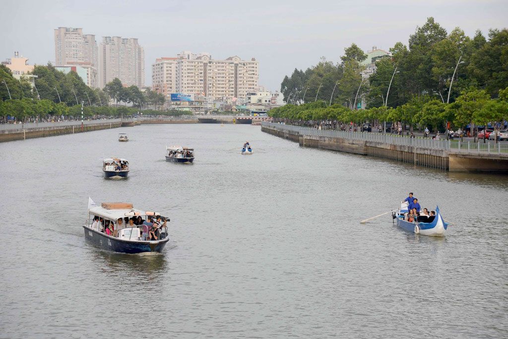 Du lịch đường thủy trên kênh Nhiêu Lộc - Thị Nghè - Ảnh: Diệp Đức Minh
