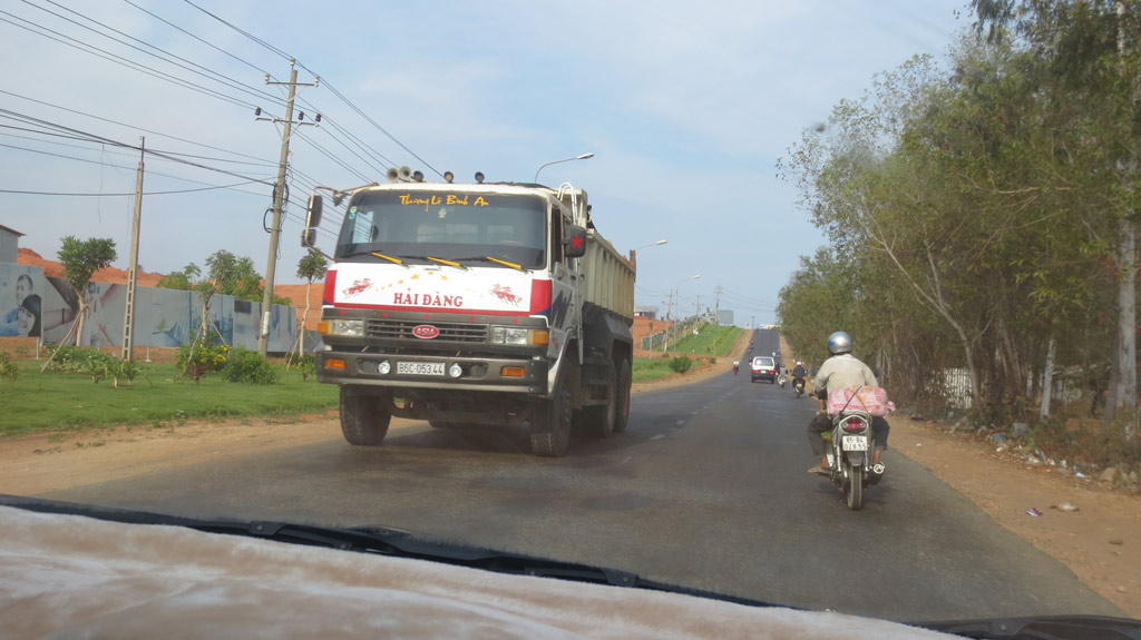 Xe chở cát chạy tốc độ nhanh gây nguy cơ xảy ra TNGT ở Phan Thiết - Ảnh: Quế Hà