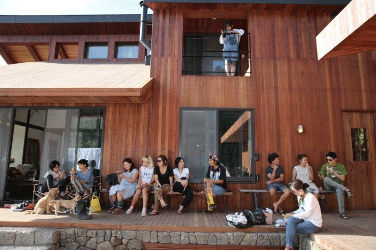 Khách du lịch vây kín căn nhà của Lee Hyo Ri - Ảnh: Chụp màn hình Dispatch