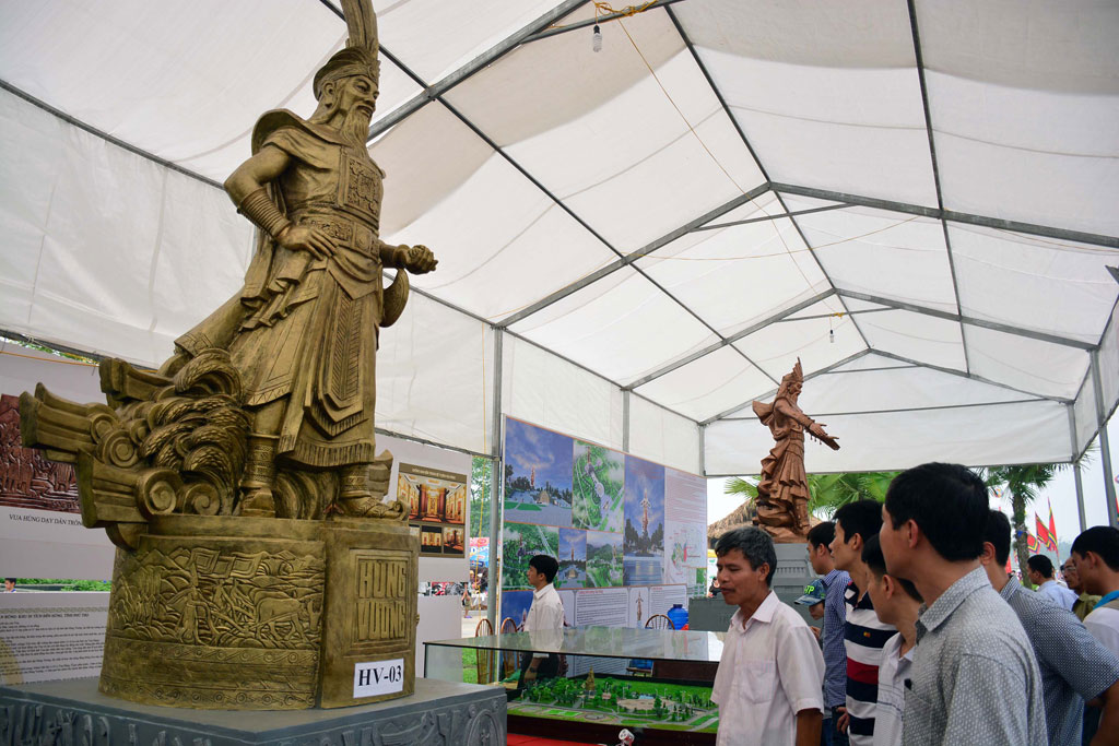 Người dân ngắm để chọn phác thảo tượng đài Hùng Vương - Ảnh: Văn Trần