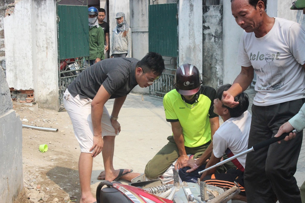 Lực lượng công an khống chế Chu Văn Sơn - Ảnh: Phạm Đức