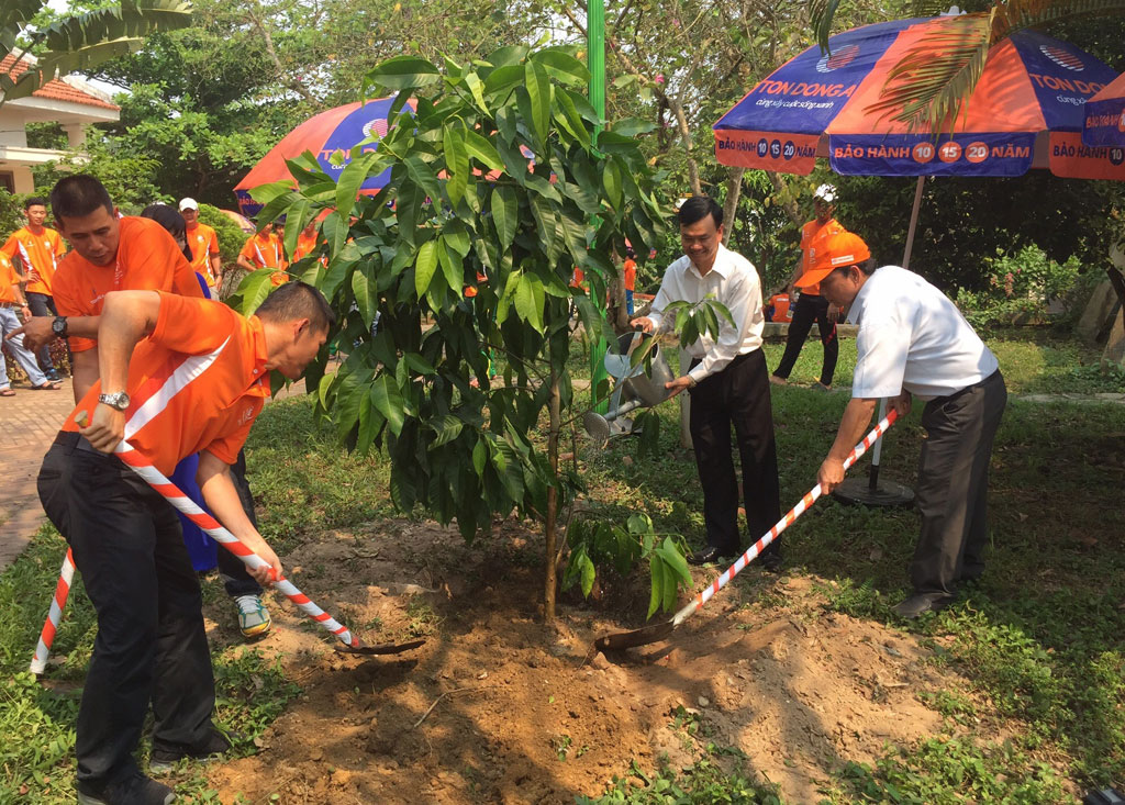 Lãnh đạo Tôn Đông Á và BTC cuộc đua trồng cây xanh tại làng SOS Huế