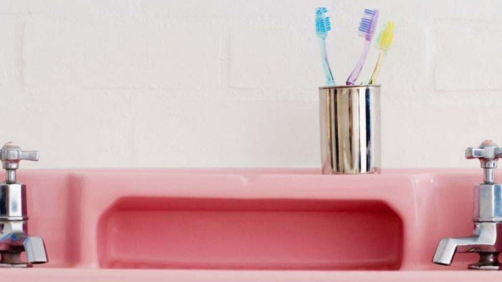 Bàn chải đánh răng không nên để trong buồng tắm - Ảnh: Shutterstock