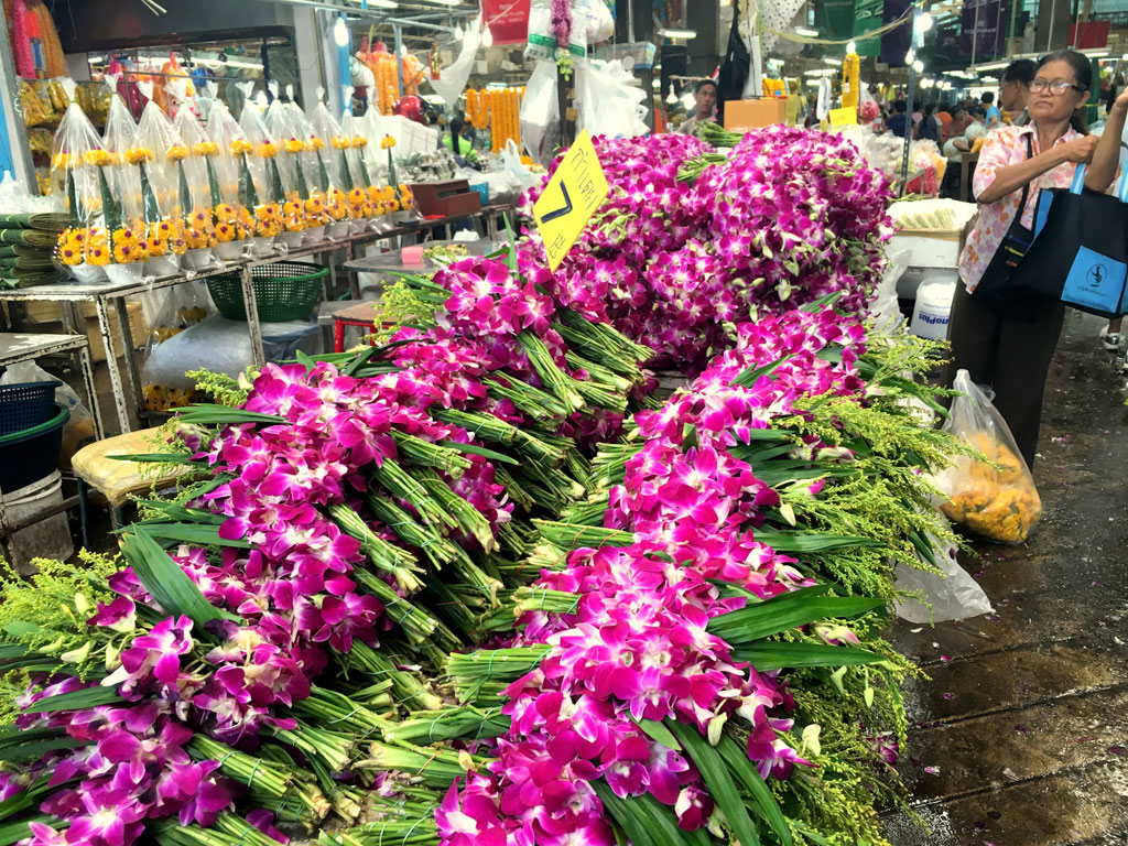 Bên trong nhà lồng chợ hoa Pak Khlong Talad