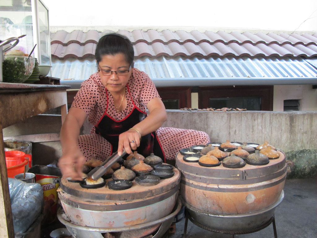 	Khách ăn ngồi ngay bên cạnh bếp của cô chủ, vừa sưởi ấm vừa xem qui trình làm bánh