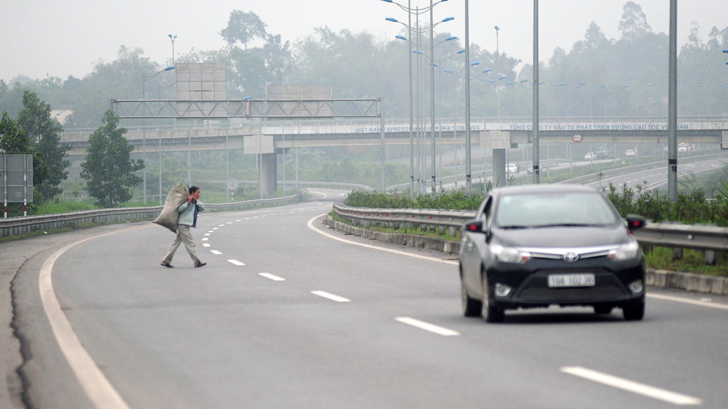 Đường cao tốc Nội Bài - Lào Cai thường xuyên diễn ra tình trạng người dân băng rào. Ảnh: Ngọc Thắng