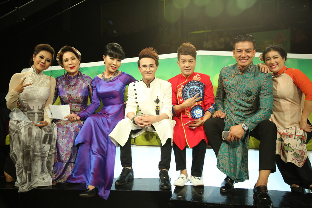 Ban giám khảo và ban bình luận của đêm thi thứ 9 Cười xuyên Việt - Tiếu lâm hội