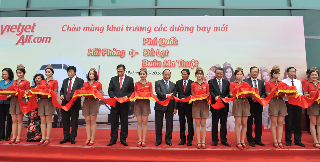 Thủ tướng Chính phủ Nguyễn Xuân Phúc cắt băng khai trương các đường bay mới của Vietjet đến và đi từ Hải Phòng