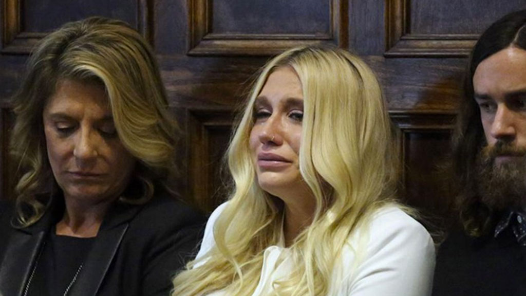 Nữ ca sĩ bật khóc sau khi thua kiện tại tòa vào đầu năm nay - Ảnh chụp màn hình The Sun 