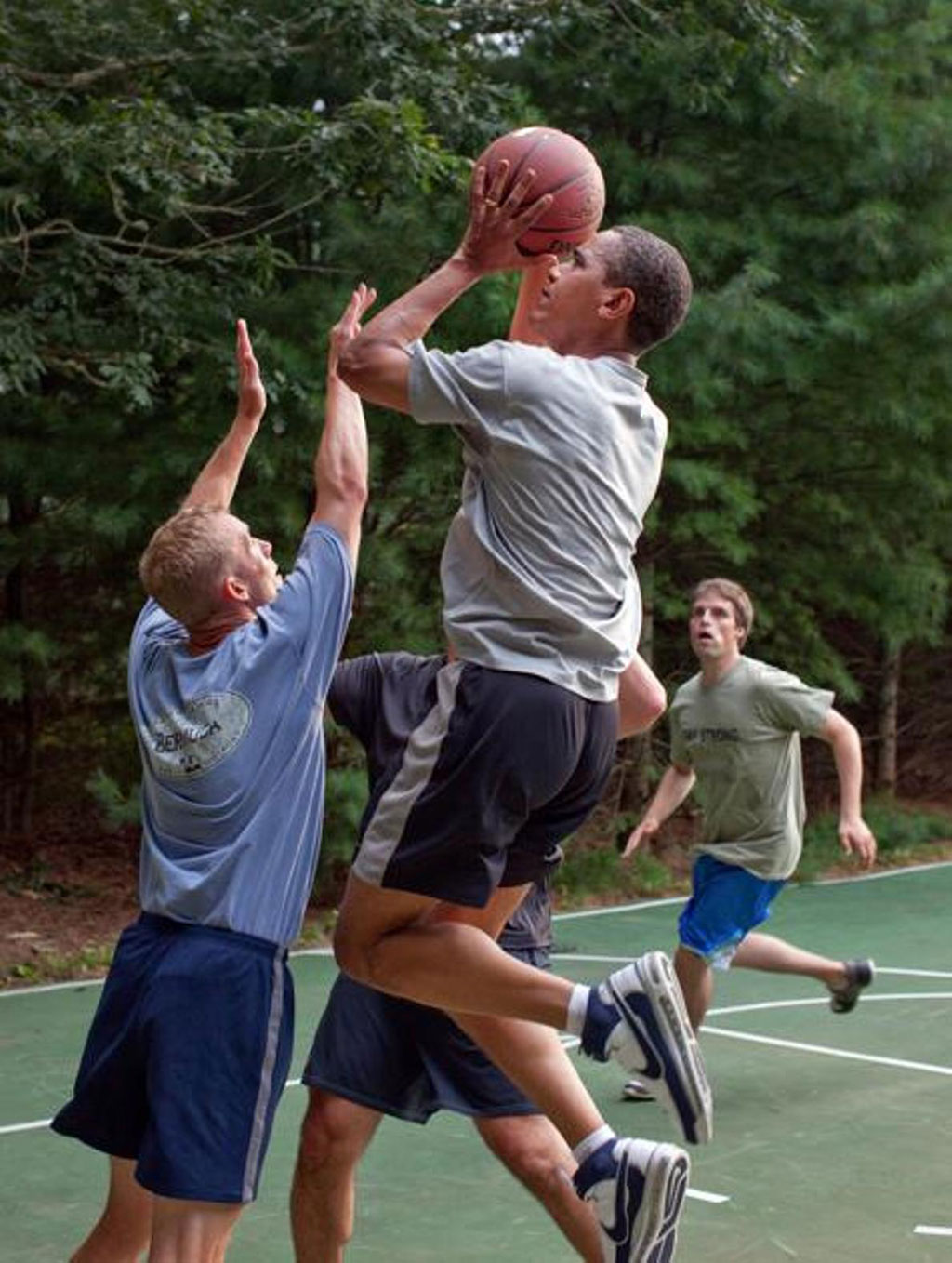 Tổng thống Obama chơi bóng rổ với các nhân viên Nhà Trắng. Ảnh: White House