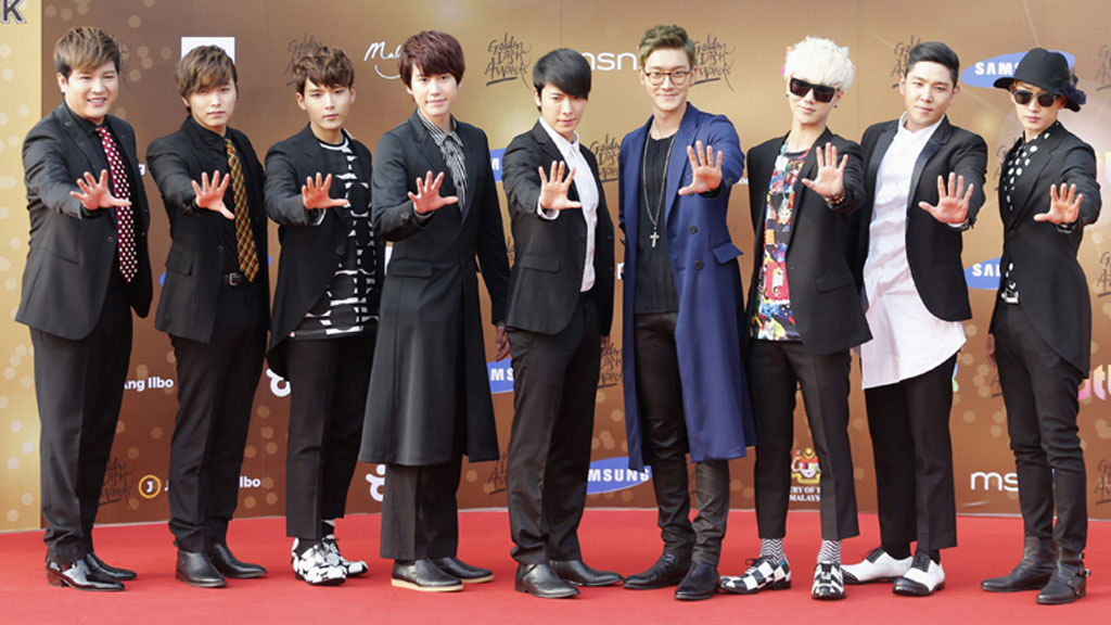 Nhóm nhạc Super Junior (Kang In đứng thứ hai từ phải sang) - Ảnh: Reuters