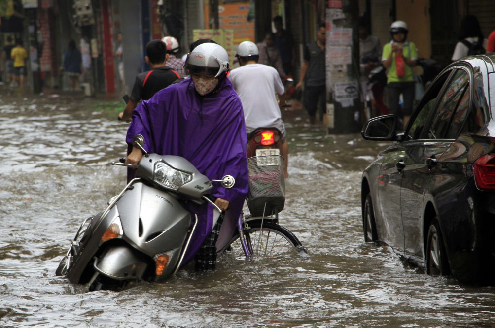 Cơn mưa lớn đêm 24 rạng ngày 25.5 đã gây ngập nặng cho nhiều tuyến phố trên địa bàn TP.Hà Nội. Ảnh: TTXVN