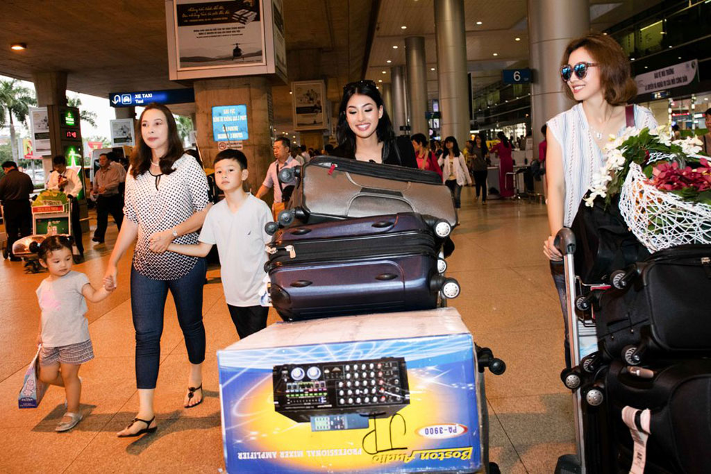 Chiều 9.6, cô em gái của hoa hậu Jennifer Phạm xuất hiện ở sân bay cùng mẹ và bé Bảo Nam 