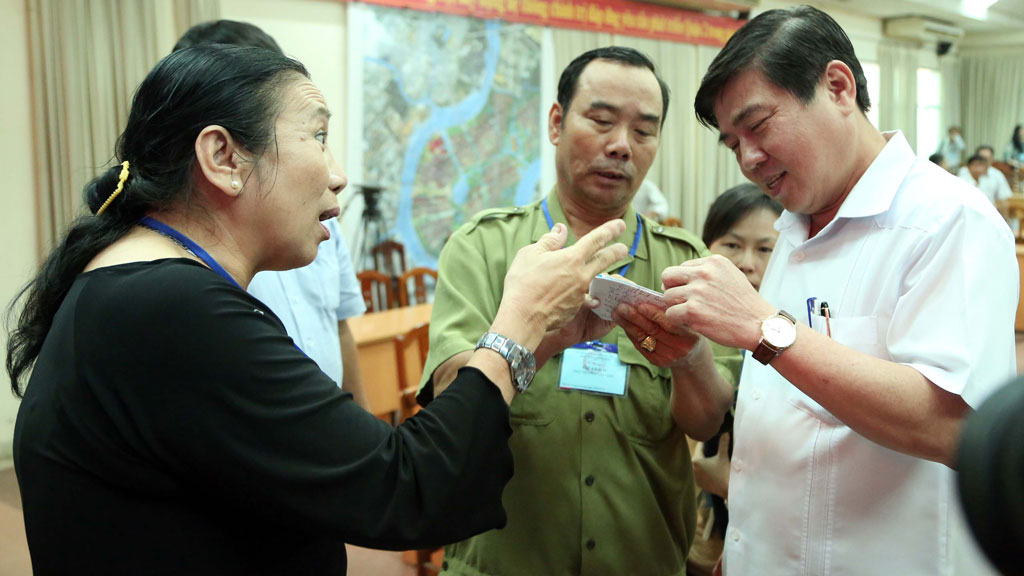 Chủ tịch UBND TP Nguyễn Thành Phong (ngoài cùng bên phải) trao đổi với người dân sau cuộc đối thoại Ảnh: Đào Ngọc Thạch