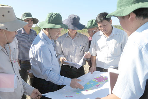 Chủ tịch UBND tỉnh Bình Thuận kiểm tra thực địa sân bay Phan Thiết. Ảnh tư liệu