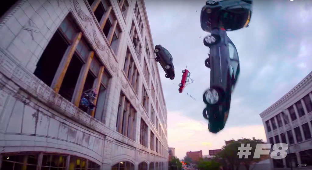 Có khoảng 7 siêu xe sẽ rơi tự do từ một tòa nhà xuống đường phố New York - Ảnh: Chụp màn hình clip