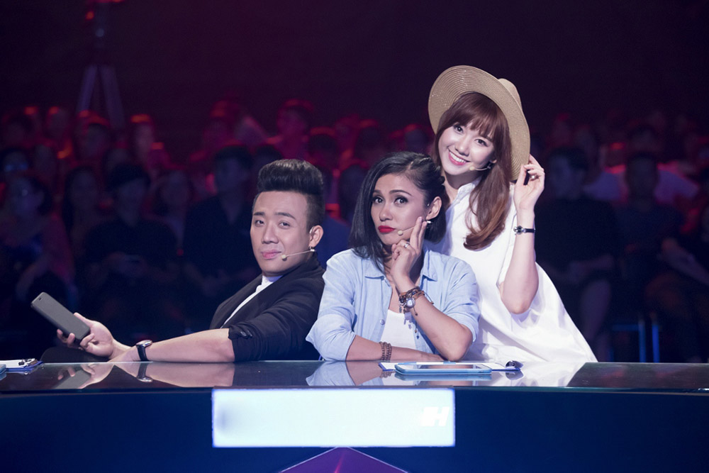 Trong tập này, diễn viên Việt Trinh thay thế danh hài Chí Tài trên “ghế nóng”