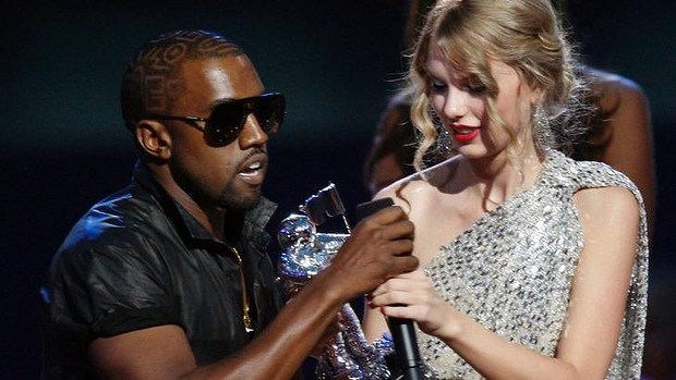 Khoảnh khắc Kanye West giành micro của Taylor Swift tại MTV VMAs 2009, khởi nguồn mâu thuẫn giữa hai ngôi sao ca nhạc - Ảnh: Reuters