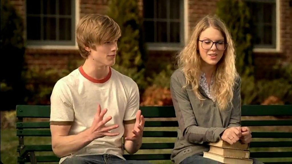 Đôi “gà bông” dễ thương trong MV You Belong With Me – Lucas Till và Taylor Swift (ảnh chụp màn hình