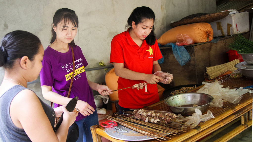 Trải nghiệm làm món ăn truyền thống của người Mường khi du lịch homestay ở Mai Châu (Hòa Bình) - Ảnh: VEO cung cấp