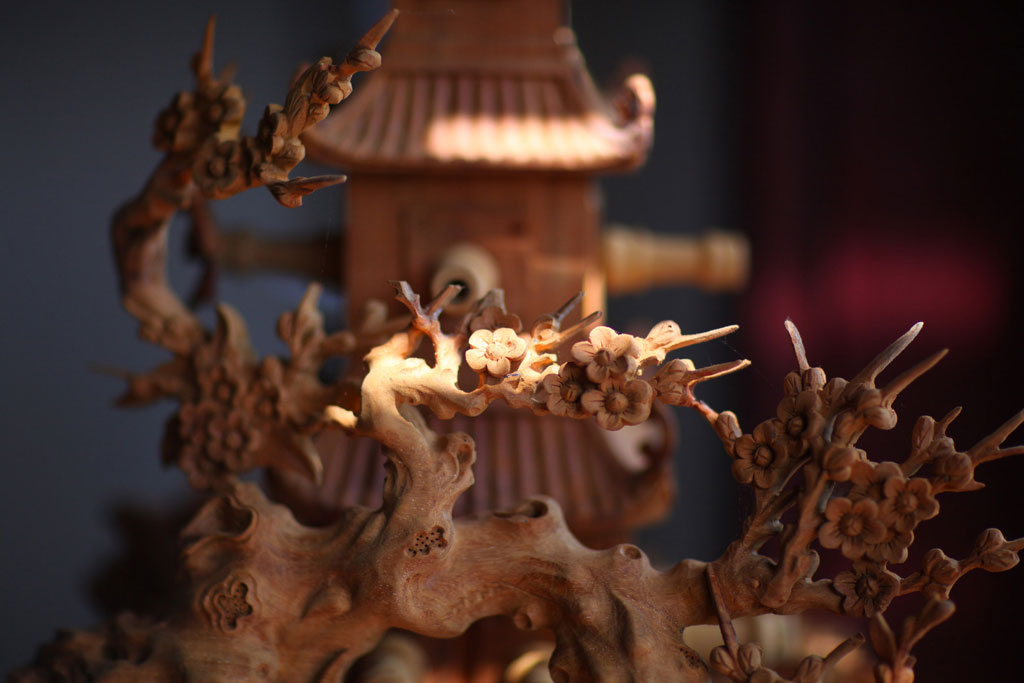 Những bức chạm khắc, những cột gỗ độc đáo, cửa sổ và các chi tiết tĩnh vật được làm từ gỗ mít xuất hiện trong sự kiện, mang đậm văn hóa của miền Trung Việt Nam