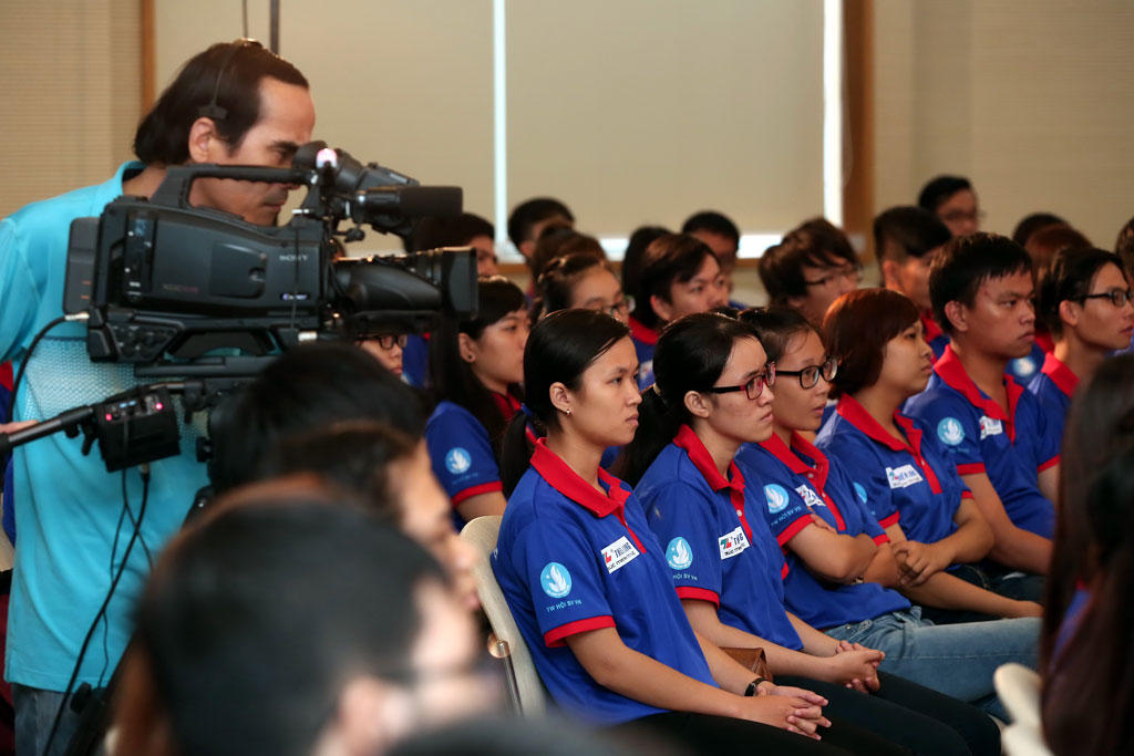 Nhiều tình nguyện viên và thí sinh quan tâm đến chương trình Tiếp sức mùa thi. Ảnh: Đào Ngọc Thạch