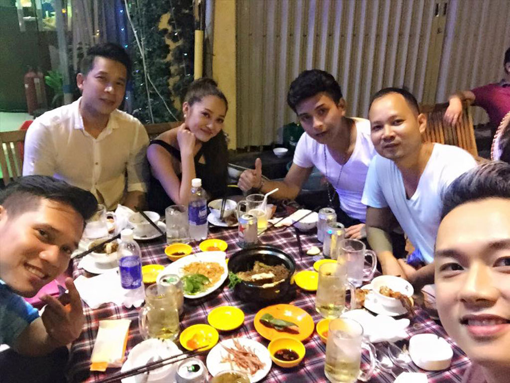 Trong những buổi ăn uống, sum họp bạn bè của Hồ Quang Hiếu đều có sự xuất hiện của Bảo Anh